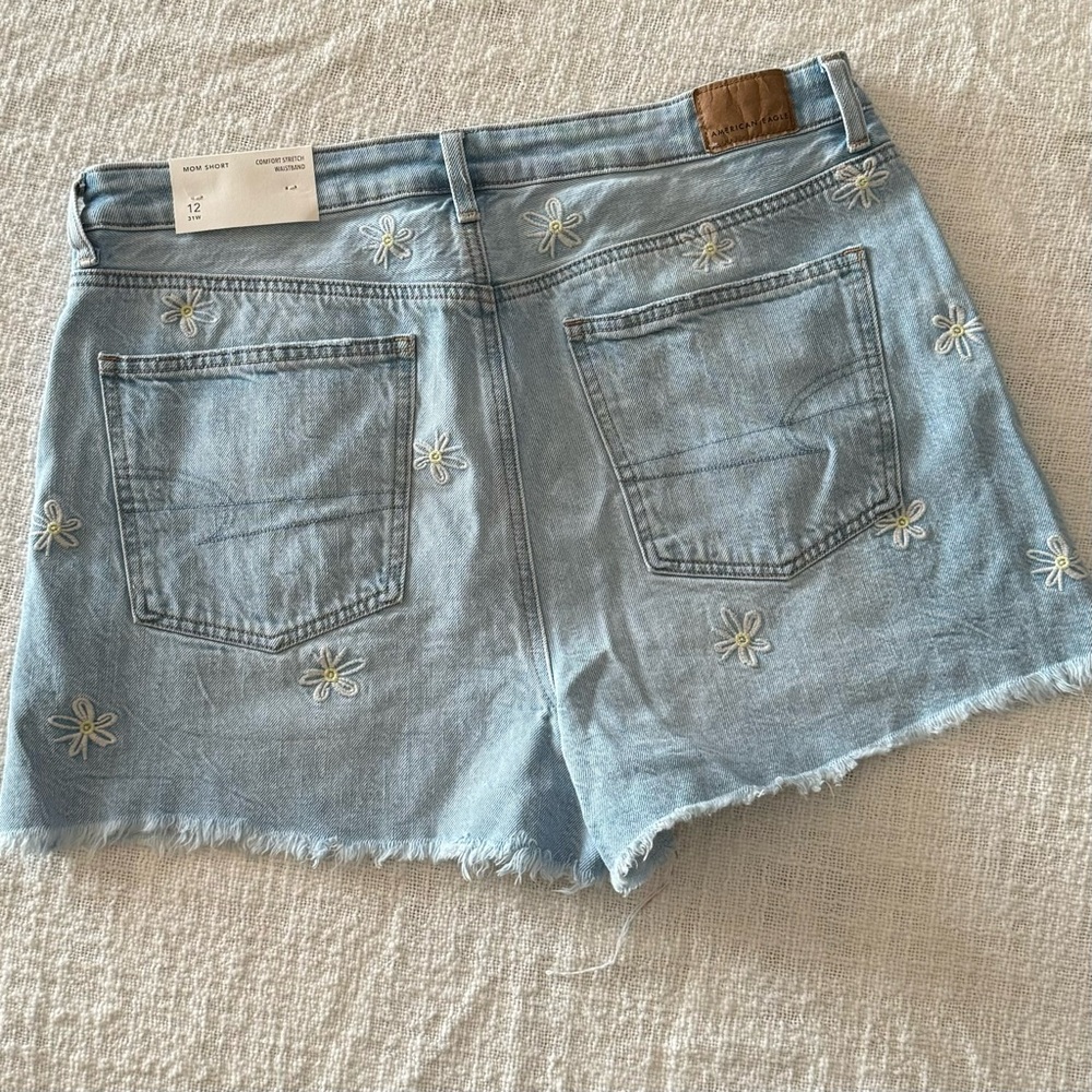 Daisy embroidered Jean shorts - Picture 2 of 4